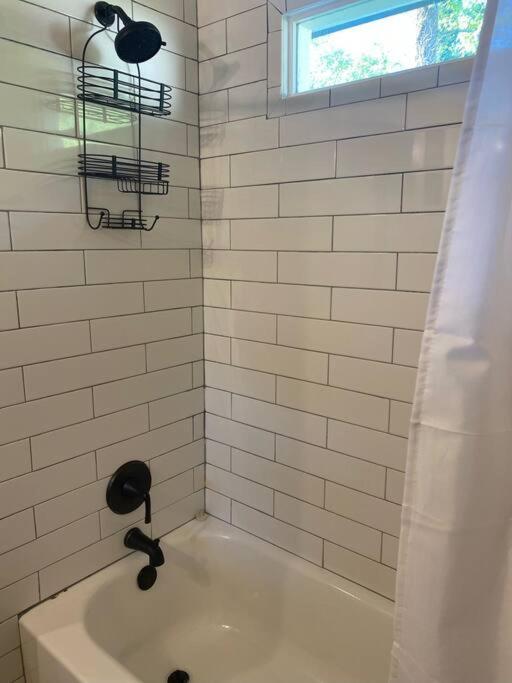 Cozy 2-Bedroom Farmhouse With Parking On Premise Смирна Екстериор снимка